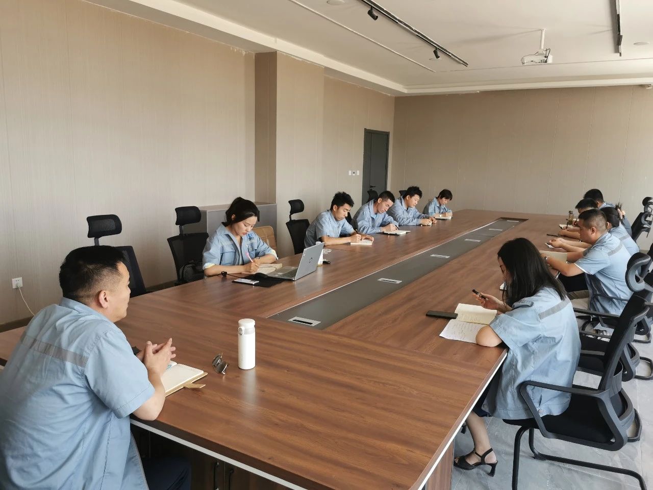 【聚人心，提士氣】關(guān)于昌吉公司經(jīng)營及廠區(qū)建設(shè)等事項的會議順利召開